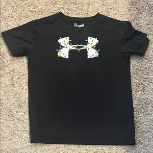 Christmas Under Armour Kids Black Tee. Wicking fabric tagless for comfort sz 6